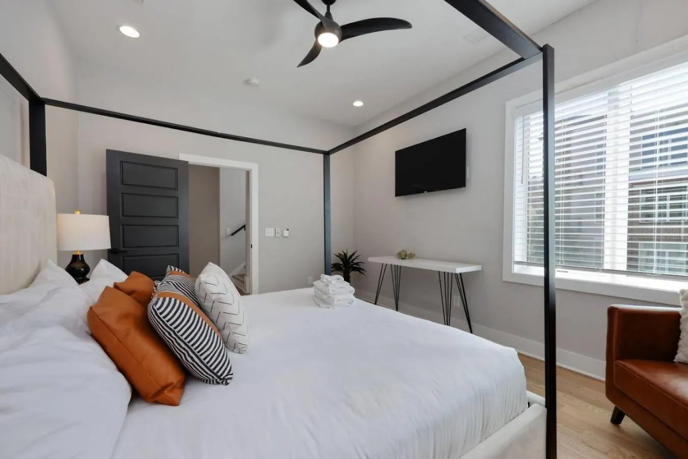 Two Townhomes Rooftop Lounges With Skyline Views Nashville United States