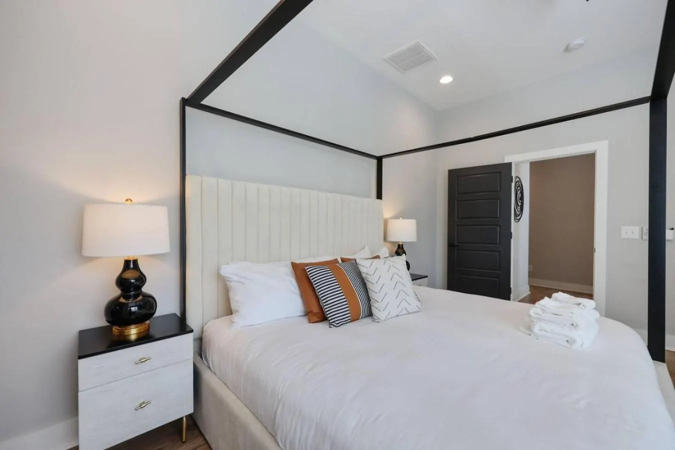 Two Townhomes Rooftop Lounges With Skyline Views Nashville Holiday home